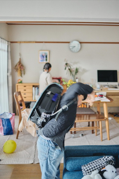 ランドセルを背負う男の子