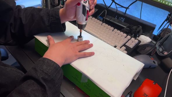 ホールソーと電動ドリルで箱の天板に穴をあける