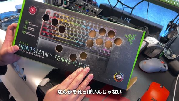 穴があけられたキーボードの外箱
