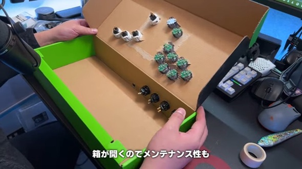 ボタンをセットした段ボールの天板の裏側