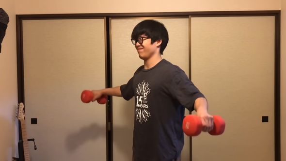 ダンベルを使って腕や肩のトレーニングを行う