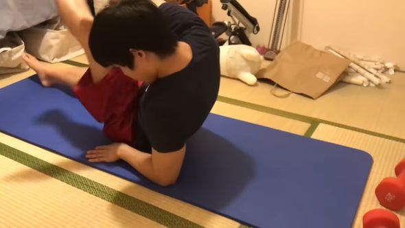 上半身の右側が左膝と接触するよう体をねじりながら行う腹筋