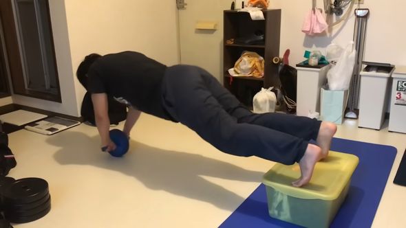 腹筋ローラーを使ったトレーニング風景