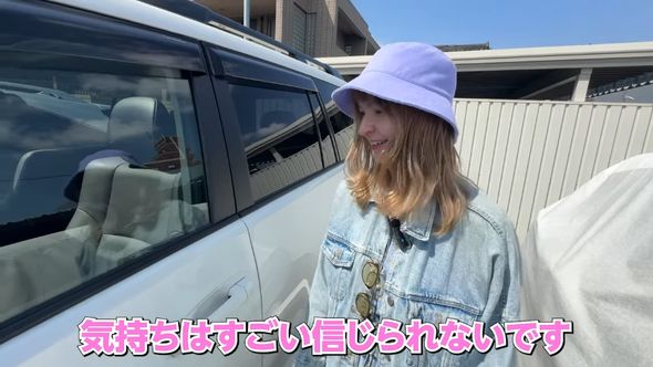 ランドクルーザーを前に現在の気持ちを伝えるロシア人妻