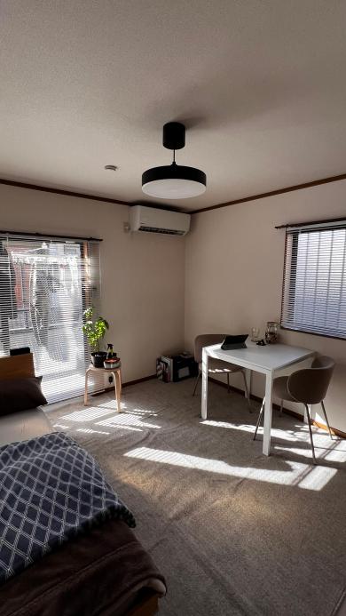 テーブルをエアコンの下に配置