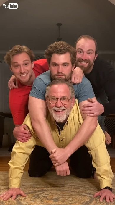 父の背中に乗る3人の息子