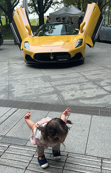 マセラティのまねをする1歳児
