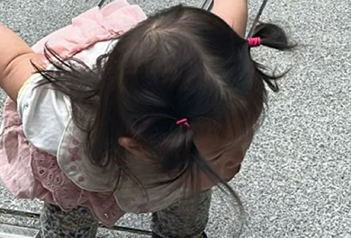 マセラティのまねをする1歳児