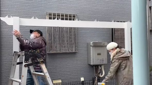 支柱に桁をかけてパーゴラを組む