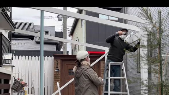 垂木を夫婦2人でかけていく