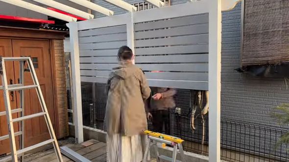 板材を張ってパーゴラの壁を構築