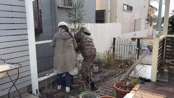 パーゴラの右側にフェンスを新しく構築