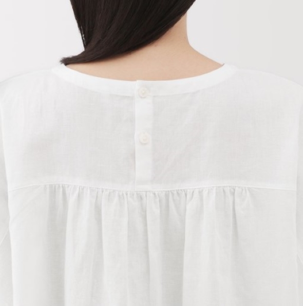 バックにボタンが付いたブラウス