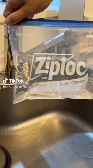 ジップロックに水を入れる