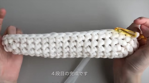 かぎ針編みで透け感フリルの大人かわいいバッグ