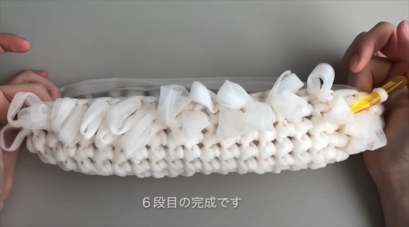 かぎ針編みで透け感フリルの大人かわいいバッグ