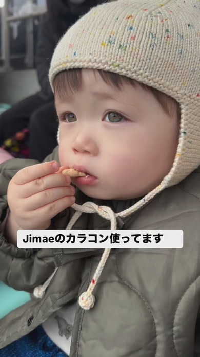 お菓子を食べる1歳の男の子