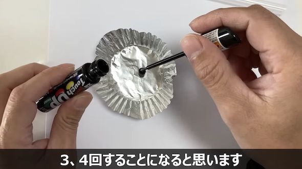 綿芯に塗料を染み込ませる