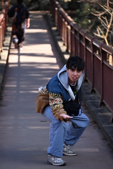 亡くなった父と同じポーズをしている息子