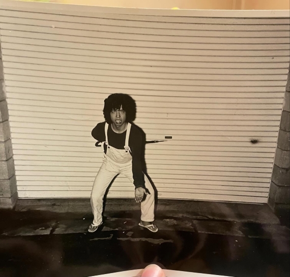 亡くなった父と同じポーズをしている息子