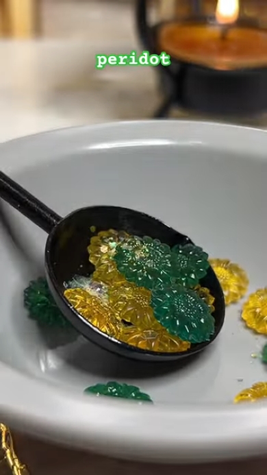 緑と黄色のシーリングワックスを溶かします