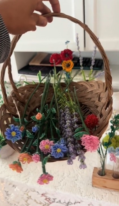 籠に入ったカラフルなお花