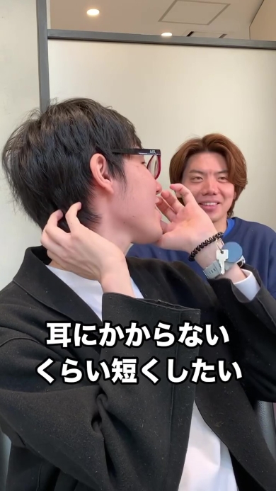 カウンセリング中の男性と美容師