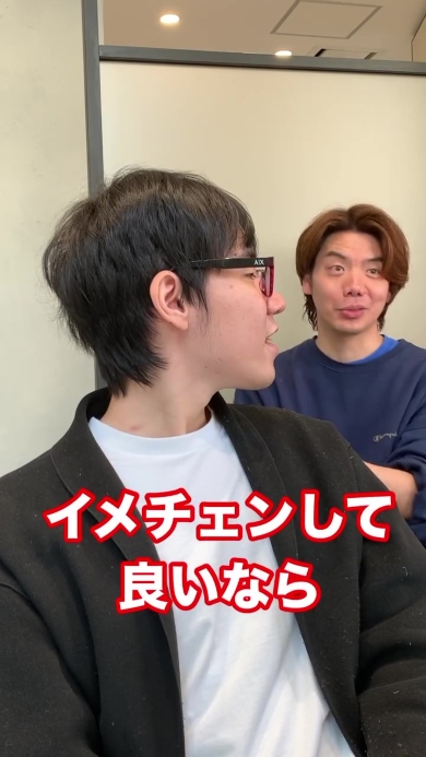 カウンセリング中の男性と美容師