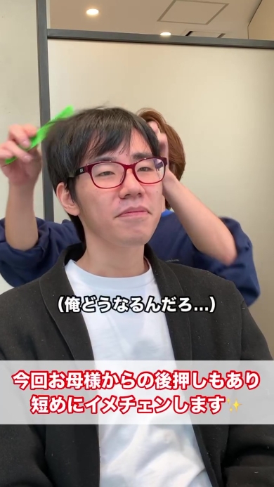 カウンセリング中の男性と美容師