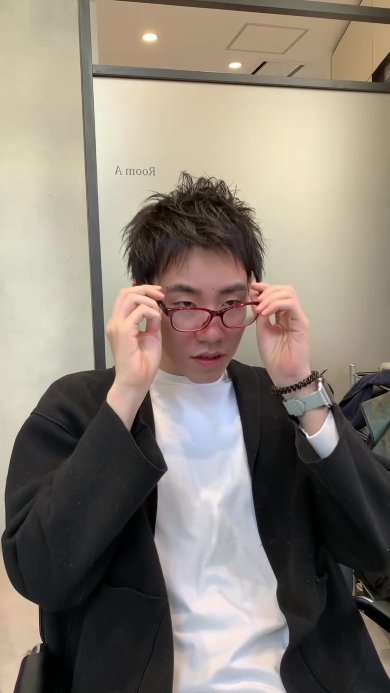 メガネをかける男性