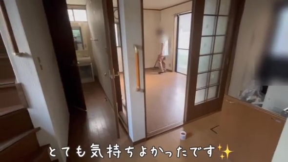 掃除をする男性