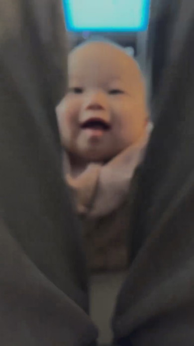 “いないいないばあ”で笑う赤ちゃん