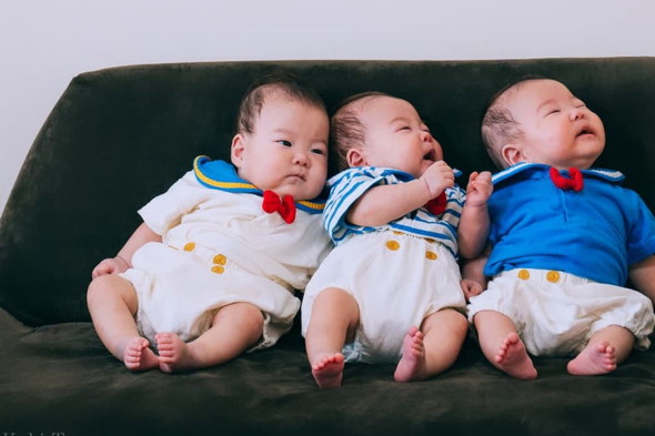 お宮参りの三つ子ちゃんの写真