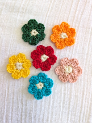 毛糸のお花のお守り