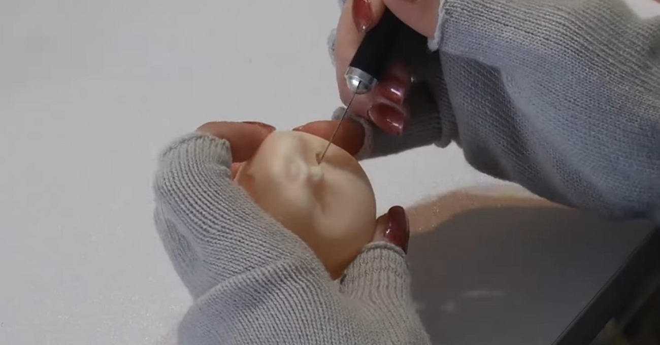 セリアの人形に“スーパーモデル”メイクをすると……　「天才」神がかった仕上がりに「キャラ強めな悪役みたい」（1/3） | カルチャー・アート ねとらぼ