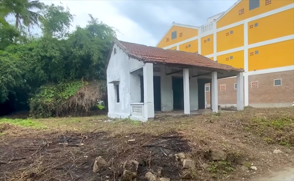 緑に覆い尽くされた家