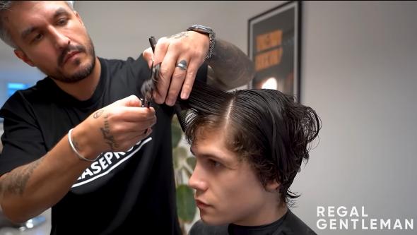 前髪をカット中の写真