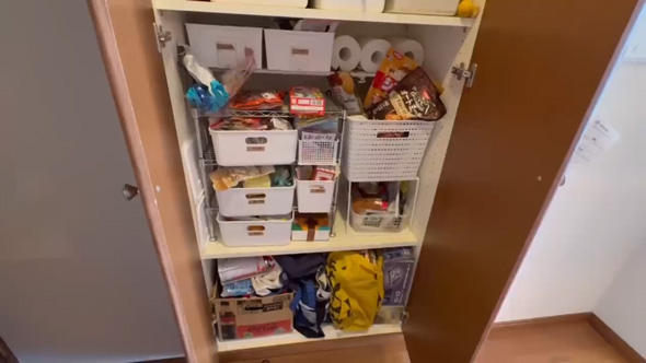 使いづらい リビング横 収納棚 片づけ 奥行きが深い 背が高い パントリー 全出し 整理