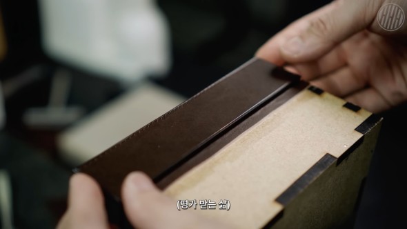 骨組みにレザーを貼り付けているところ