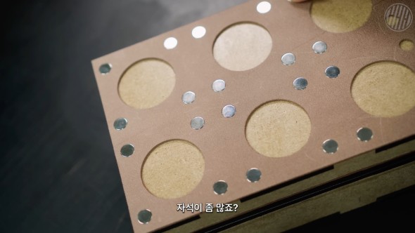 穴の空いたレザー。隙間にマグネットを埋め込んでいる。