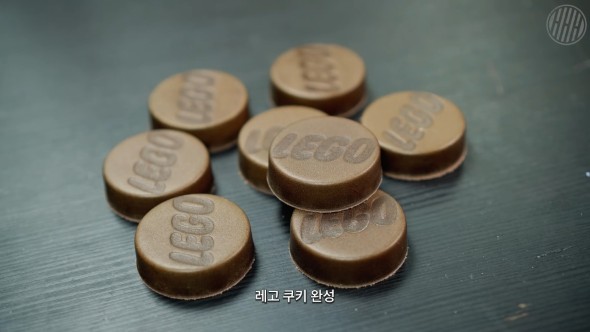 LEGOと刻印された丸い物体