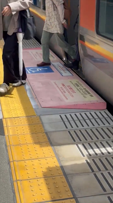 万博開催期間中に桜島駅に試験導入された可動スロープ