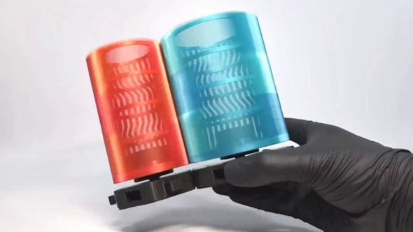 横並びで高速回転する2個の歯車ペンスタンド