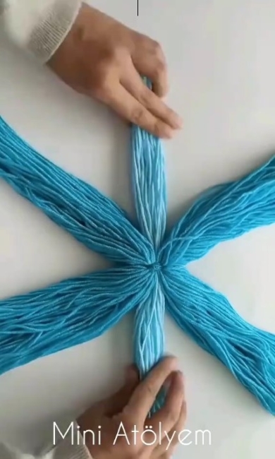 ブルーの毛糸を使用