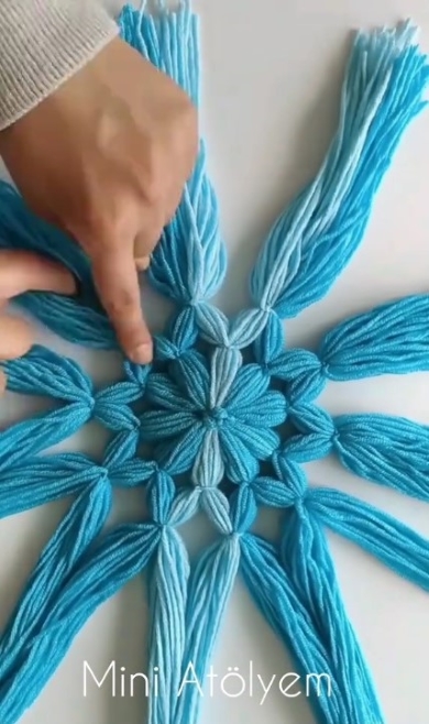 毛糸を束ねる作業