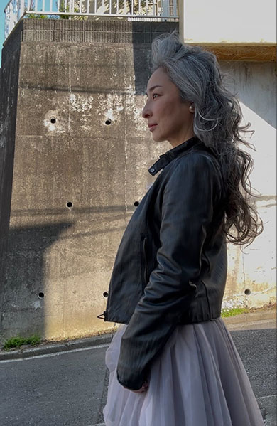 グレイヘアの女性