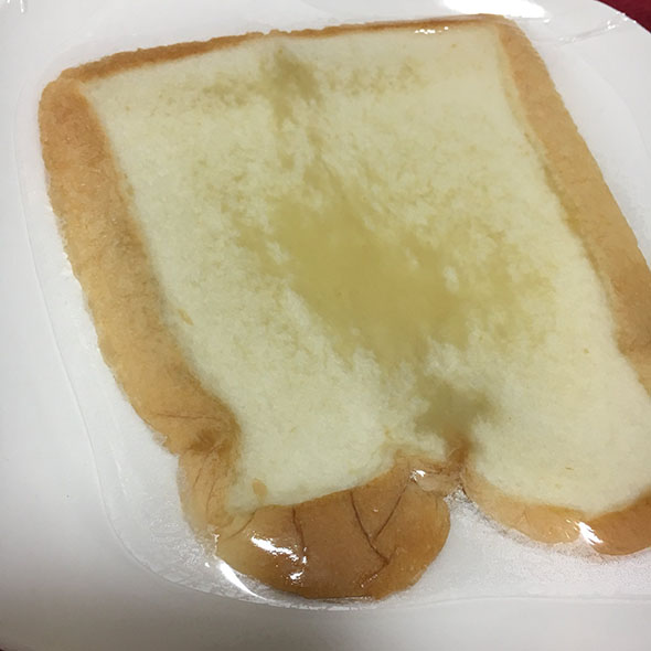 レンチンした食パン・ラップがかかっているところ