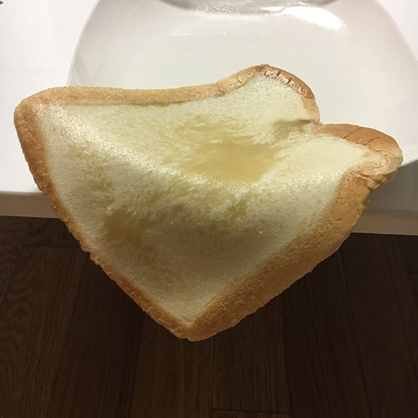 レンチンした食パン・皿からはみ出ているところ