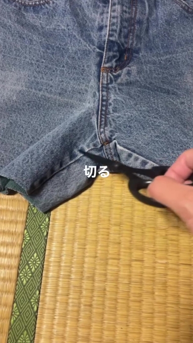 デニムをカットする画像