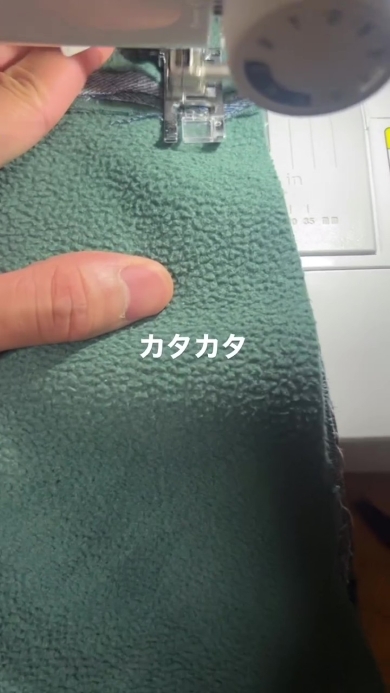 ミシンで縫う画像